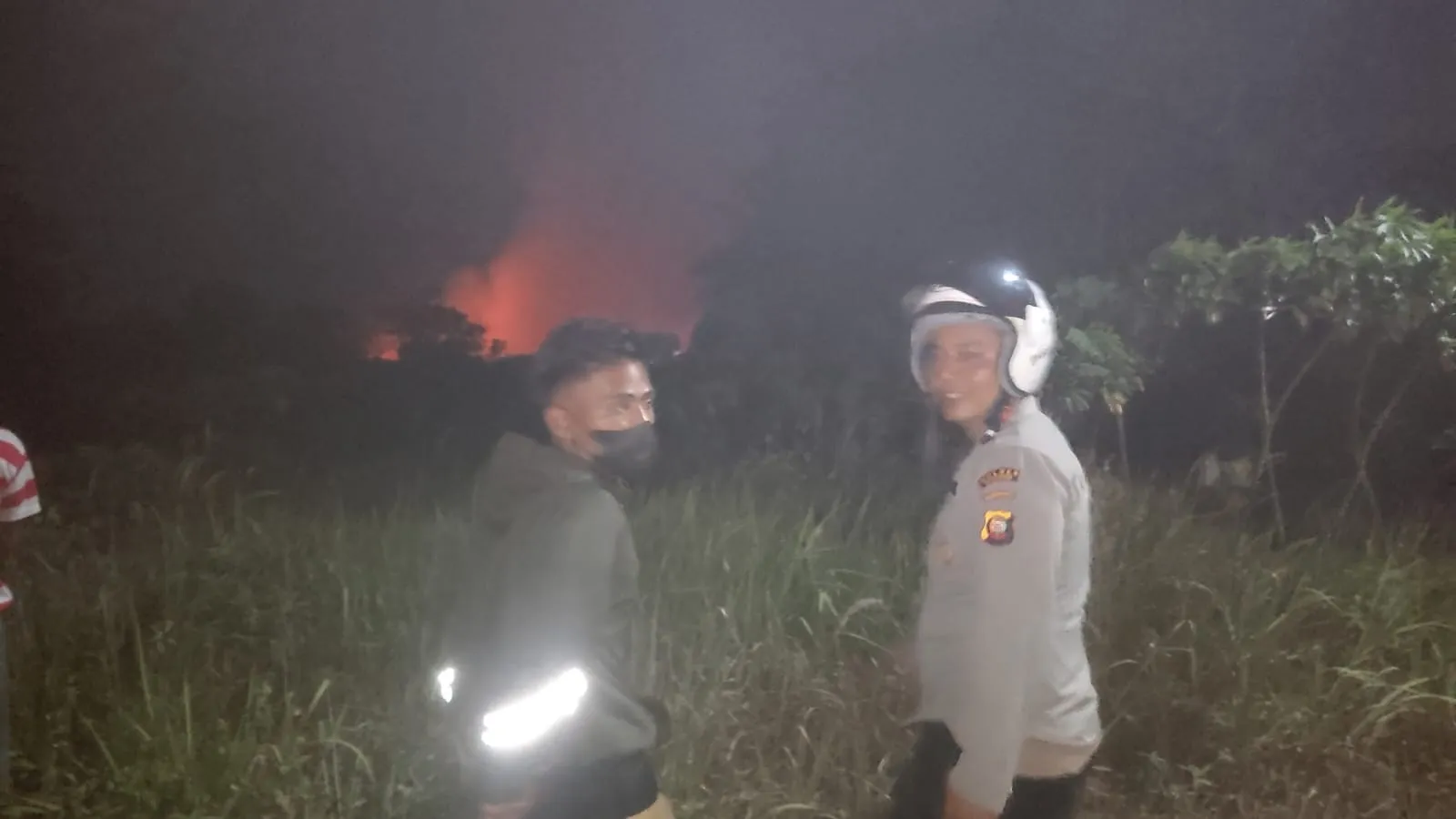 Polsek Benua Kayong Bersama Damkar dan Warga Padamkan Kebakaran Lahan Kosong di Jalan Pematang Rangkong