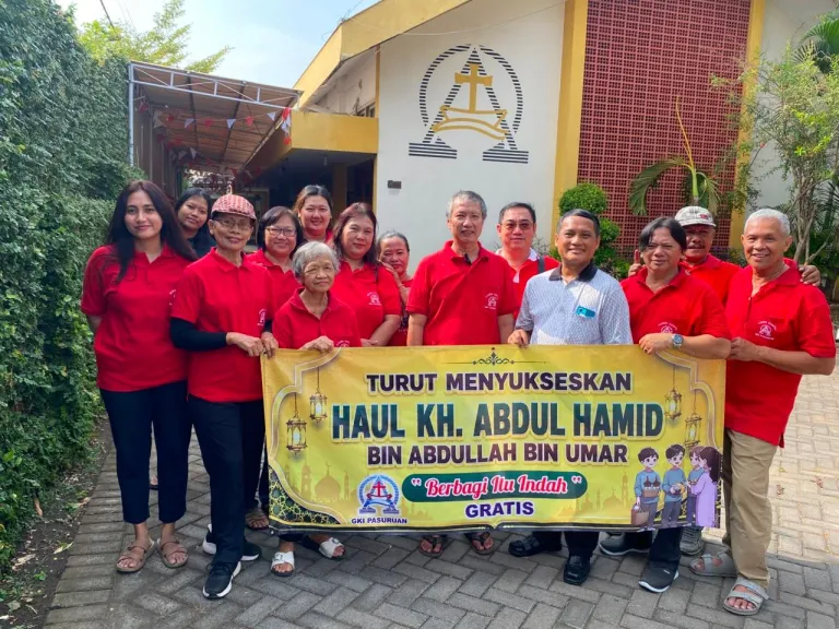 Umat Kristen Dipasuruan Bagikan Ratusan Snack dan Minuman gratis Untuk Jamaah Haul kyai Hamid Sebagai Bentuk Toleransi
