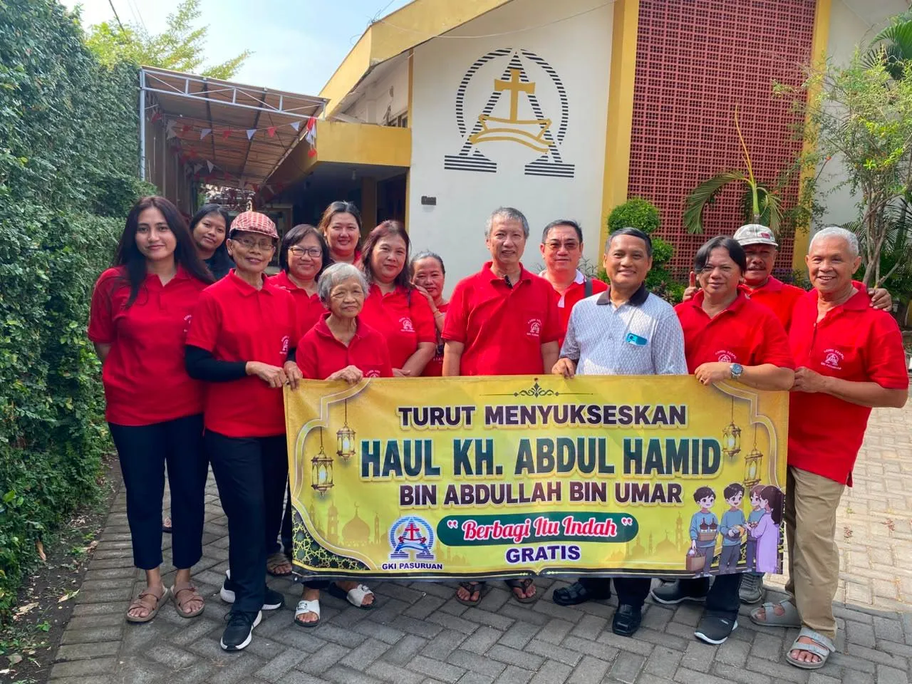 Umat Kristen Dipasuruan Bagikan Ratusan Snack dan Minuman gratis Untuk Jamaah Haul kyai Hamid Sebagai Bentuk Toleransi