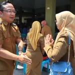 Serahkan Bantuan di Benjeng, Wabup Alif Buka Ruang Warga Sampaikan Keluhan