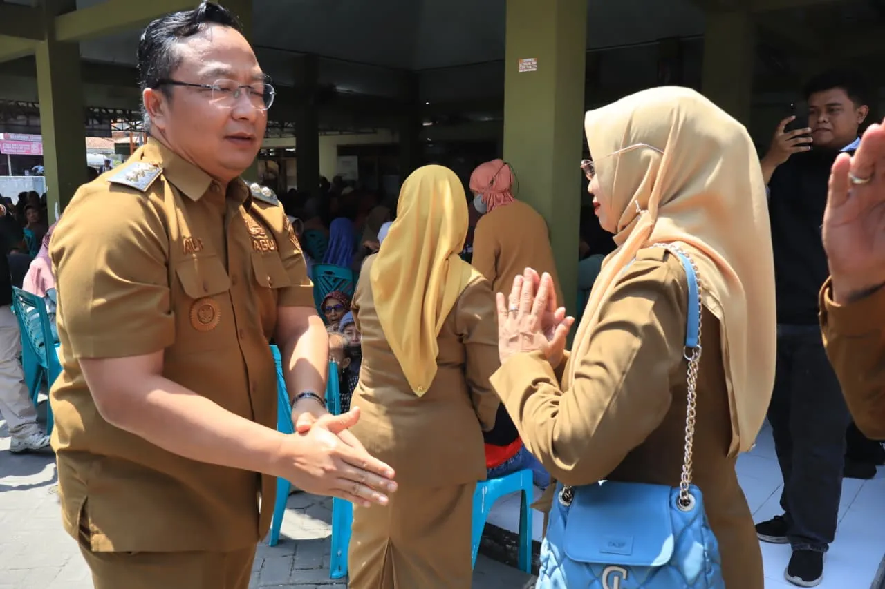 Serahkan Bantuan di Benjeng, Wabup Alif Buka Ruang Warga Sampaikan Keluhan