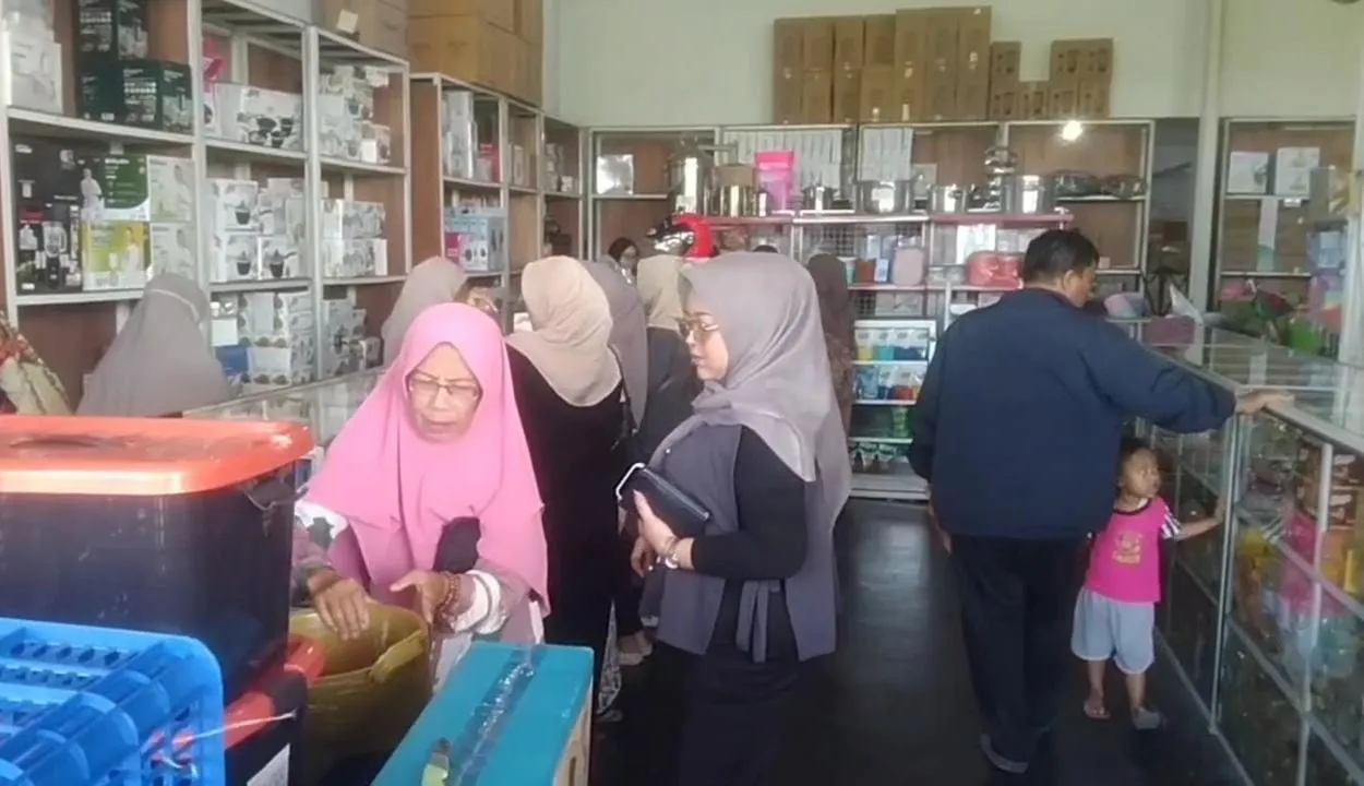 Jelang Maulid ,Toko pecah Belah di padati ibu ibu,beromset jutaan rupiah