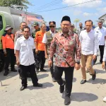 Hadapi Kemarau, Bupati Yani Salurkan 20 Ribu Liter Air Bersih untuk Warga Tenggor.