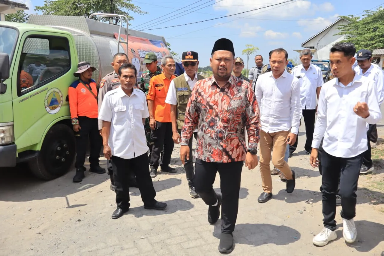 Hadapi Kemarau, Bupati Yani Salurkan 20 Ribu Liter Air Bersih untuk Warga Tenggor.