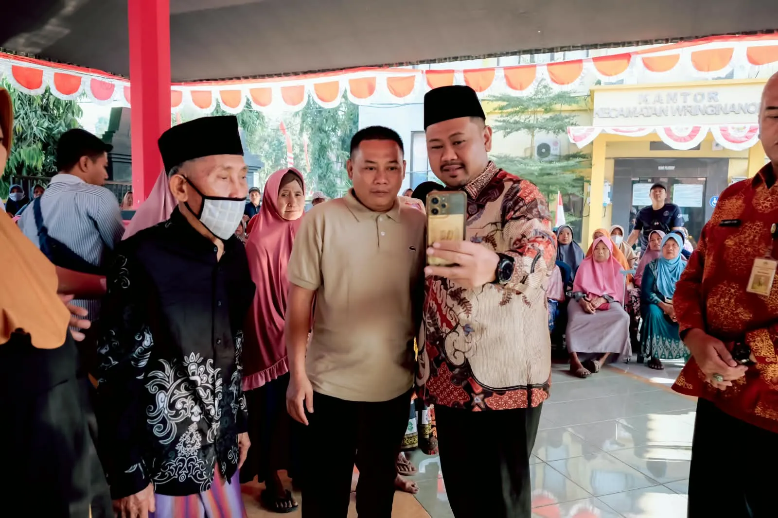 Salurkan BLT DBHCHT di Wringinanom, Bupati Gresik Ajak Warga Sampaikan Aspirasi