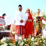 Naik Mobil Hias Nogo Giri, Bupati Yani dan Wabup Alif Ramaikan Gresik Merdeka Carnival 2026