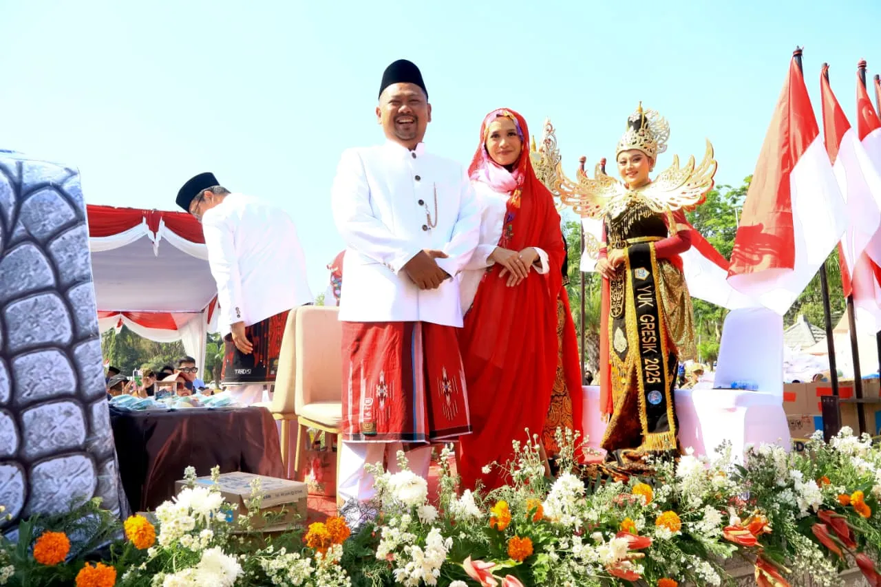 Naik Mobil Hias Nogo Giri, Bupati Yani dan Wabup Alif Ramaikan Gresik Merdeka Carnival 2026