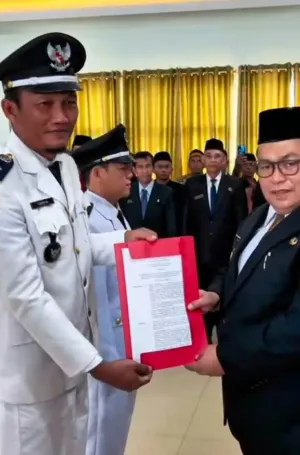 Tugio Dilantik Sebagai Kepala Desa Sungai Raya Dalam