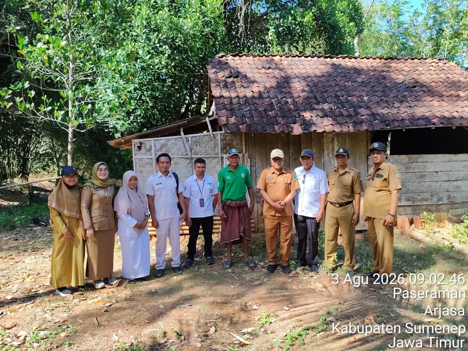 Belum Genap Satu Minggu Menjabat Camat Arjasa Langsung Turun Lapangan Mendatangi Warga Paseraman yang Lumpuh.
