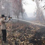 Lawan Karhutla, Kapolres Ketapang Turun ke Lapangan Padamkan Api Bersama Tim Gabungan