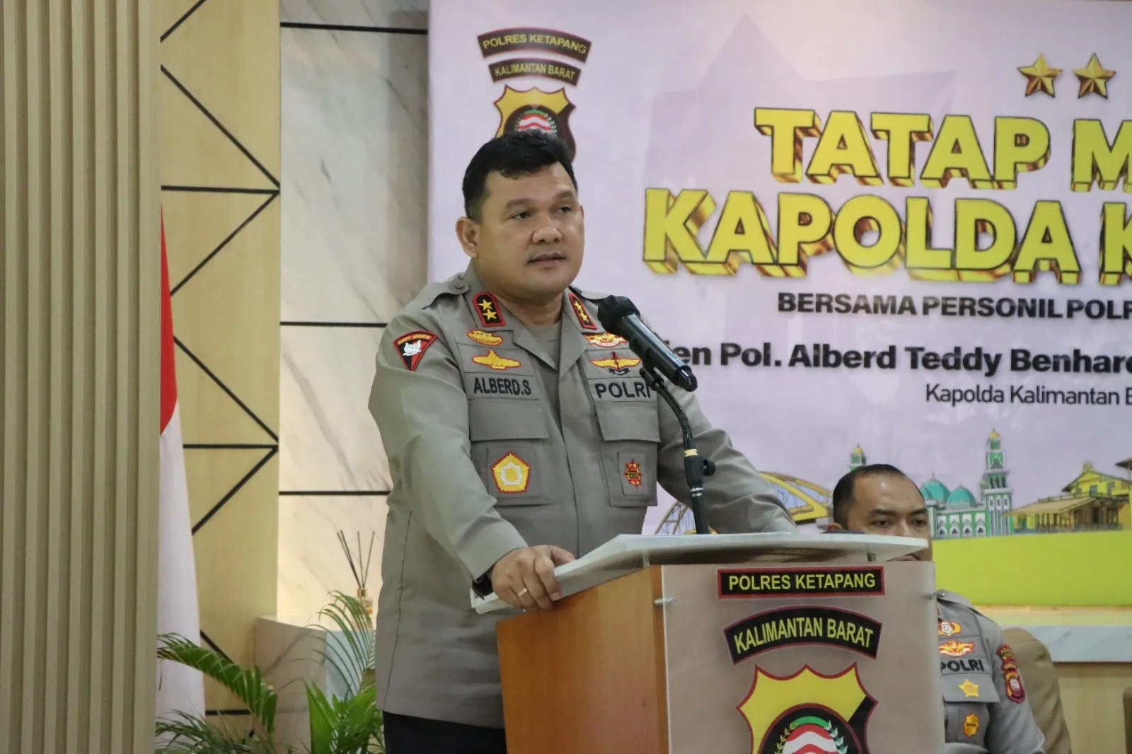 Perkuat Soliditas dan Profesionalisme, Kapolda Kalbar Tatap Muka Bersama Personel Polres Ketapang Saat Kunjungan Kerja