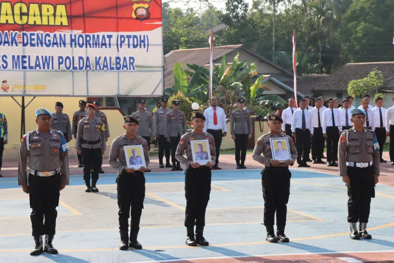 Kapolres Melawi Pimpin Upacara PTDH Tiga Personel, Tegaskan Tidak Ada Toleransi Terhadap Pelanggaran