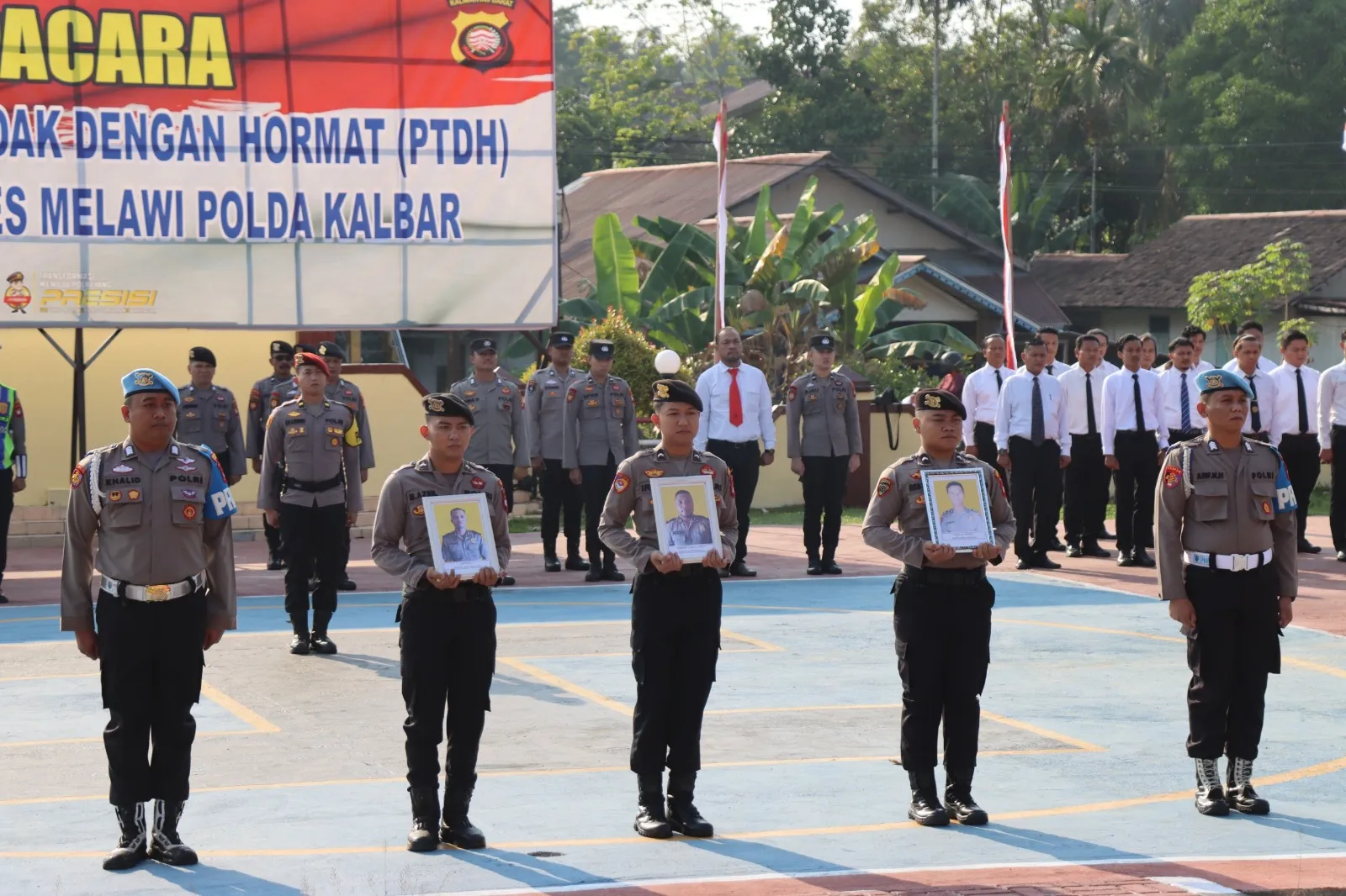 Kapolres Melawi Pimpin Upacara PTDH Tiga Personel, Tegaskan Tidak Ada Toleransi Terhadap Pelanggaran
