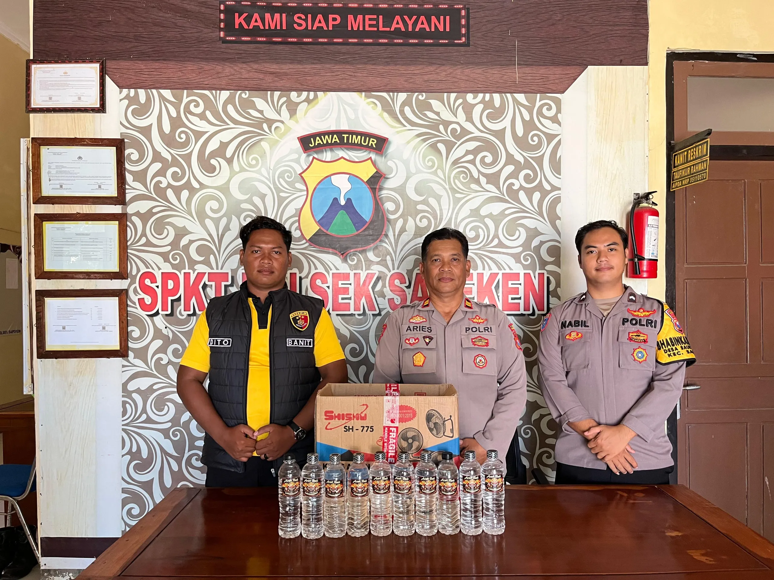 Polsek Sapeken Amankan 10 Botol Arak Bali Dalam Rangka Penertiban Miras