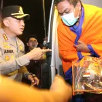 Kapolresta Sumenep Sambut Kedatangan Korban Evakuasi KM Mutiara Sentosa 2 di Pelabuhan Kalianget