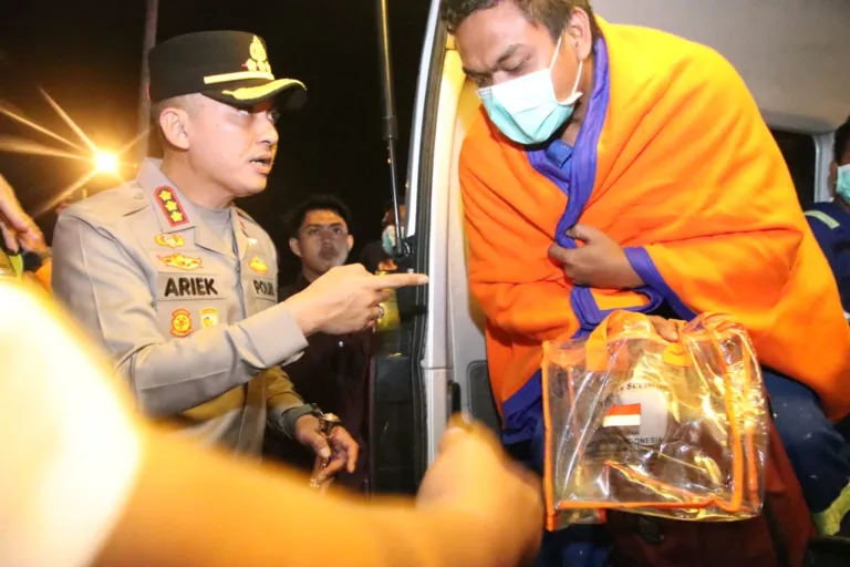 Kapolresta Sumenep Sambut Kedatangan Korban Evakuasi KM Mutiara Sentosa 2 di Pelabuhan Kalianget