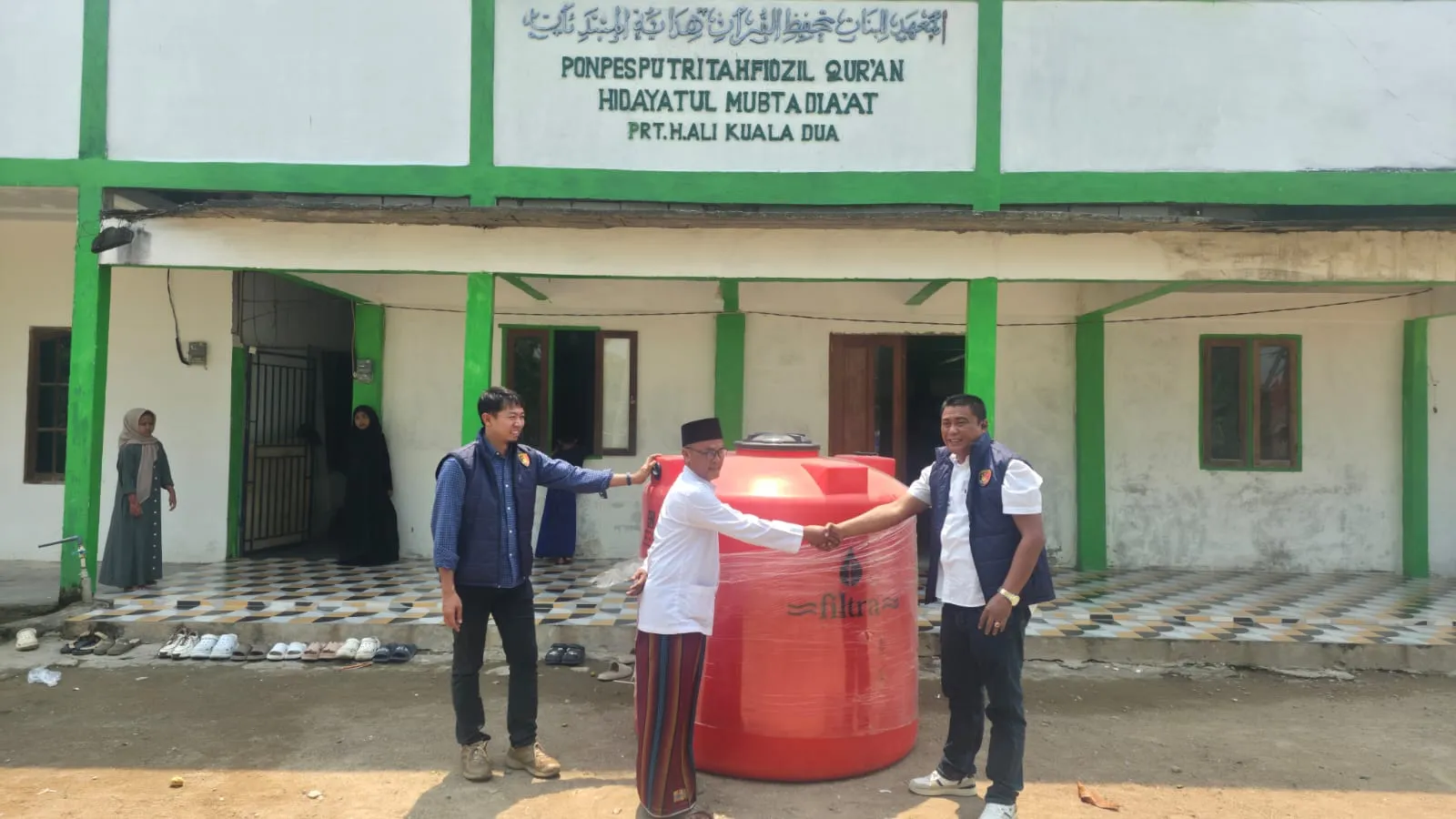 Tak Sekadar Menjaga Kamtibmas, Kapolres Kubu Raya Bantu Pesantren dengan Tandon 2.000 Liter