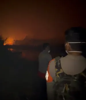 Kejar Titik Api Karhutla, Tim Aman Nusa II Kubu Raya Harus Seberangi Sungai dan Jalan Kaki