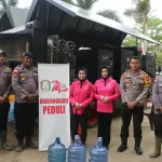 Polsek Delta Pawan Salurkan Air Bersih Layak Konsumsi Kepada Warga Kelurahan Mulia Baru