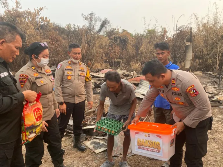 Peduli Warga Terdampak Karhutla, Tim Lemdiklat Polri STIK dan Siswa Serdik Setukpa Salurkan Bansos dan Bantuan Bahan Bangunan