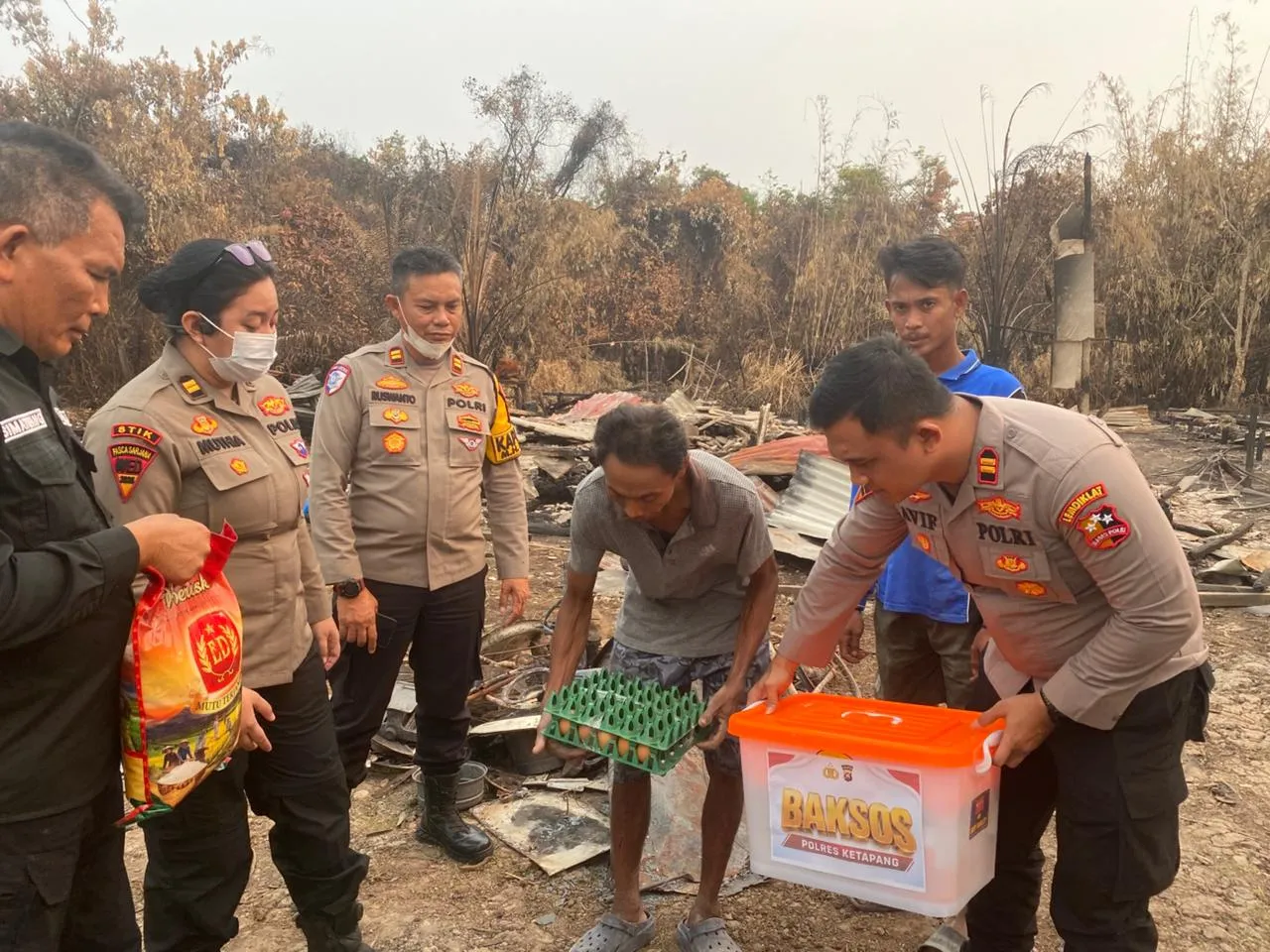 Peduli Warga Terdampak Karhutla, Tim Lemdiklat Polri STIK dan Siswa Serdik Setukpa Salurkan Bansos dan Bantuan Bahan Bangunan