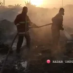 Menjaga di Tengah Kepulan Asap, Gudang Tembakau Aeng Sareh Ludes Dilalap Api