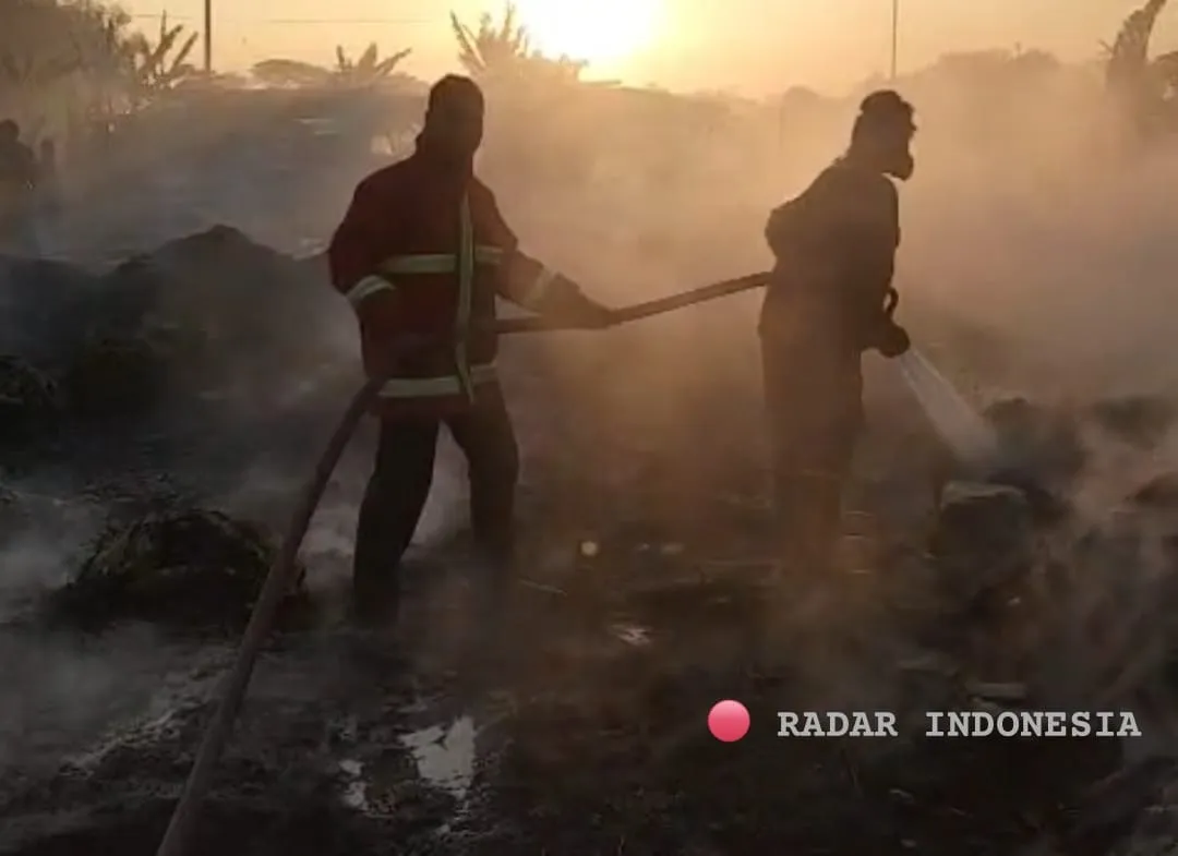 Menjaga di Tengah Kepulan Asap, Gudang Tembakau Aeng Sareh Ludes Dilalap Api