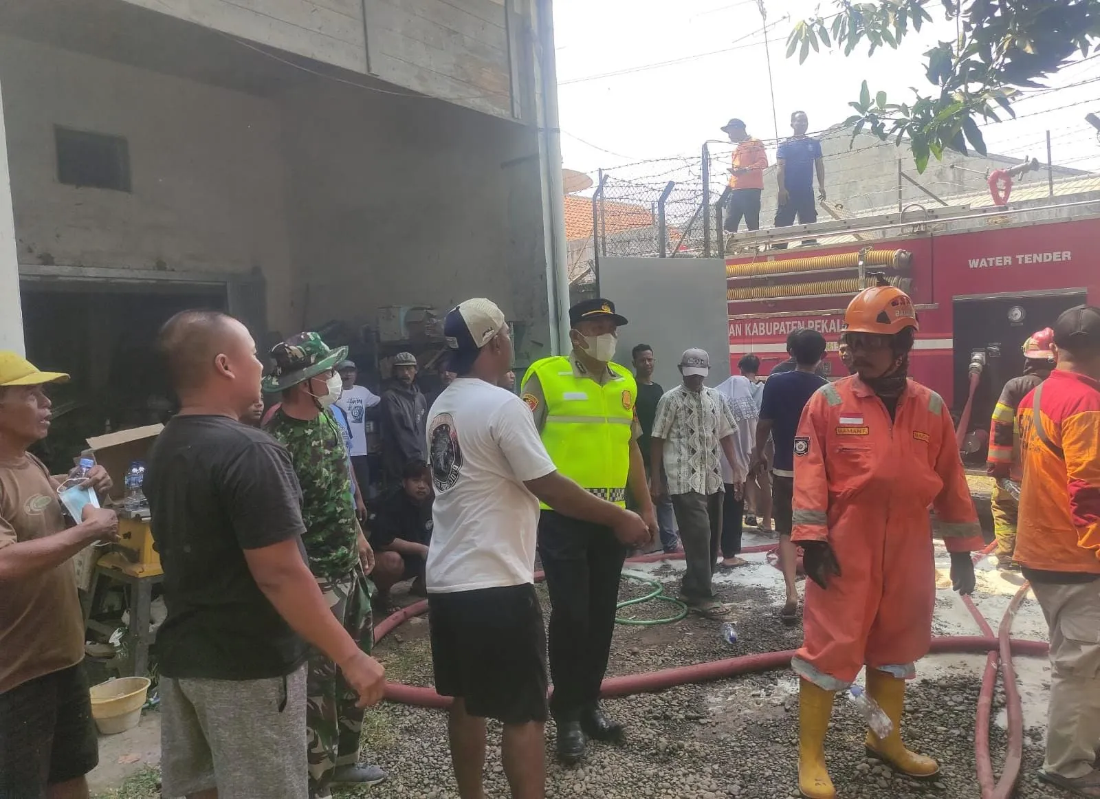 Sisa Bara Pembakaran Sampah Diduga Picu Kebakaran Gudang Kayu di Kedungwuni