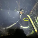 Tim Pemadam Formaslidam  Sungai Raya.Dalam dan.TNI Ikut Padamkan Kebakaran di Jalan Punggur Kecil