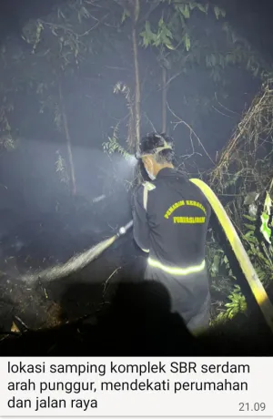 Tim Pemadam Formaslidam  Sungai Raya.Dalam dan.TNI Ikut Padamkan Kebakaran di Jalan Punggur Kecil