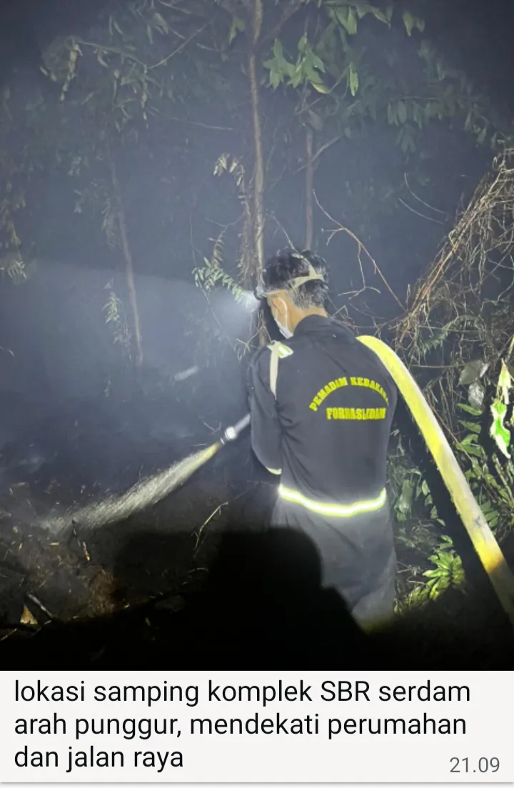 Tim Pemadam Formaslidam  Sungai Raya.Dalam dan.TNI Ikut Padamkan Kebakaran di Jalan Punggur Kecil