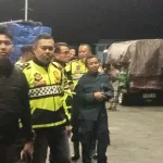 Kapolresta Sumenep. Yang di Dampingi Kapolsek Kalianget Menyapa masyarakat yang Nongkrong di Pelabuhan Kalianget