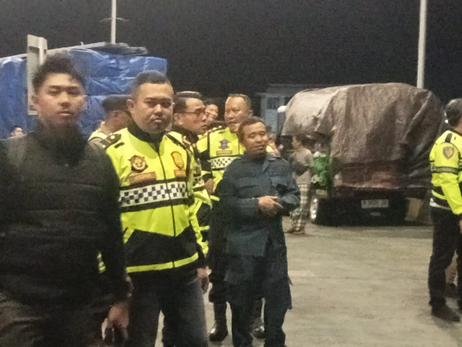 Kapolresta Sumenep. Yang di Dampingi Kapolsek Kalianget Menyapa masyarakat yang Nongkrong di Pelabuhan Kalianget