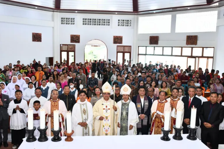 Bupati Samosir  Bersama Uskup Agung Medan Meresmikan  Gereja Katolik Santo Paulus Saitnihuta
