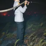 Api Membara di Malam Hari, Kapolres Ketapang Bersama Pejabat Utama Turun Langsung Padamkan Karhutla di Pelang