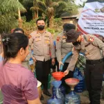 Bersama Mahasiswa STIK dan Siswa Setukpa, Kapolres Ketapang Salurkan 8.000 Liter Air Bersih untuk Warga Sukamaju