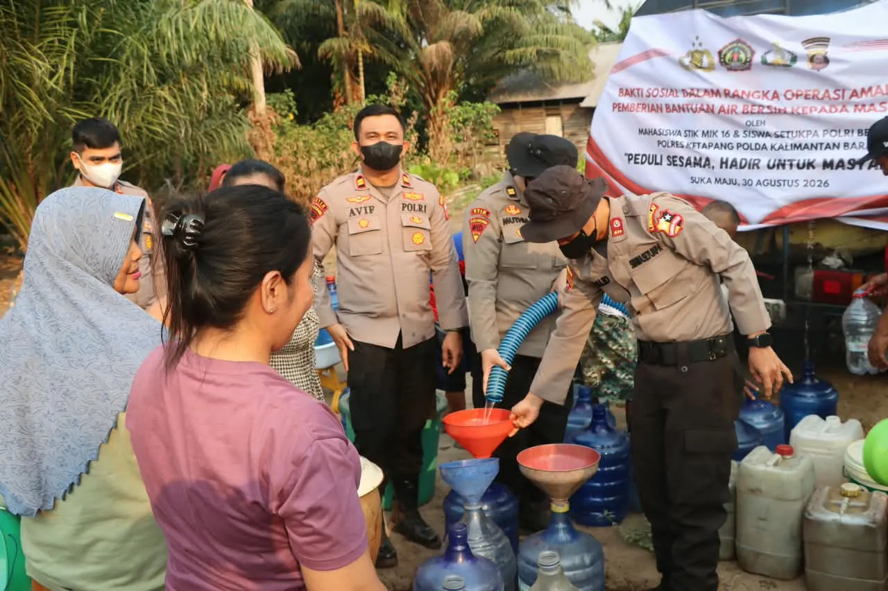 Bersama Mahasiswa STIK dan Siswa Setukpa, Kapolres Ketapang Salurkan 8.000 Liter Air Bersih untuk Warga Sukamaju