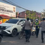 Peduli Kesehatan Masyarakat, Satgas Edukasi Polres Ketapang Mahasiswa STIK Dan Siswa Setukpa Bagikan Masker
