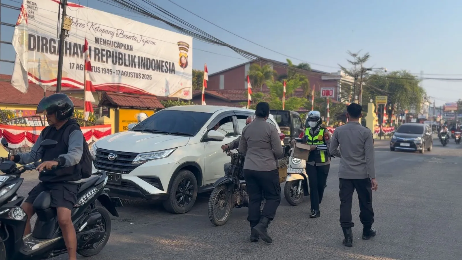 Peduli Kesehatan Masyarakat, Satgas Edukasi Polres Ketapang Mahasiswa STIK Dan Siswa Setukpa Bagikan Masker