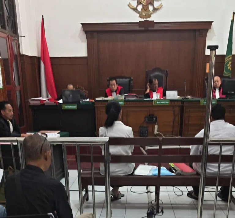 SAKSI DI LUAR KOTA, SIDANG KASUS PENGEROYOKAN TERTUNDA — KORBAN: HARAP PROSES HUKUM BERJALAN CEPAT & ADIL