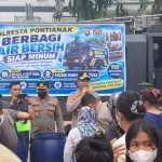 Bersama kita Hadir dan peduli untuk Masyarakat, Polresta Pontianak Salurkan Air Bersih dampak Karhutla dan Kekeringan