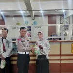 Satlantas Polres Pasuruan Bagikan Hadiah dalam rangka HUT Polantas
