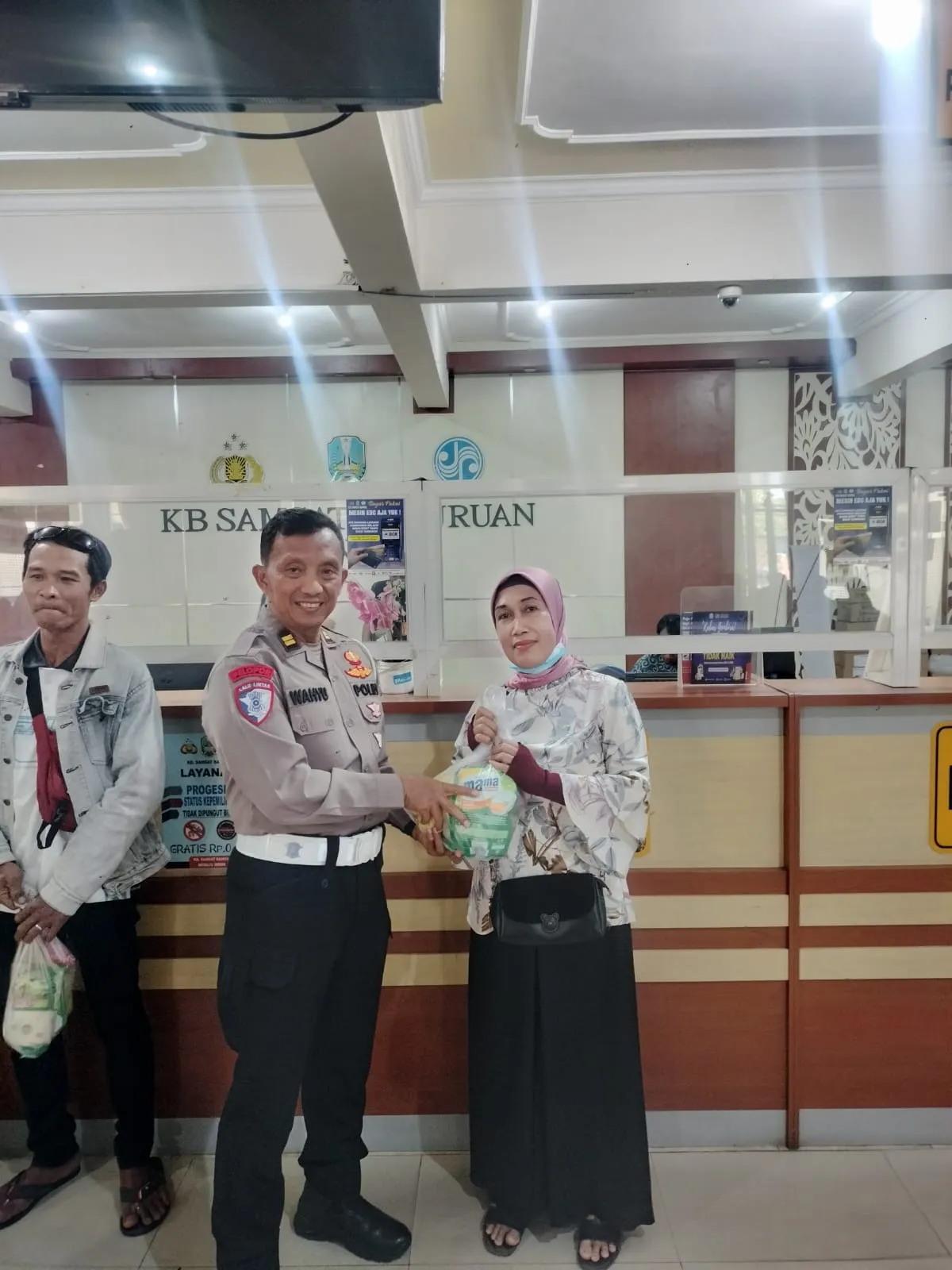 Satlantas Polres Pasuruan Bagikan Hadiah dalam rangka HUT Polantas