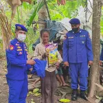 Satpolairud Polres Ketapang Hadirkan Polisi Penolong, Salurkan Bansos kepada Warga Kurang Mampu
