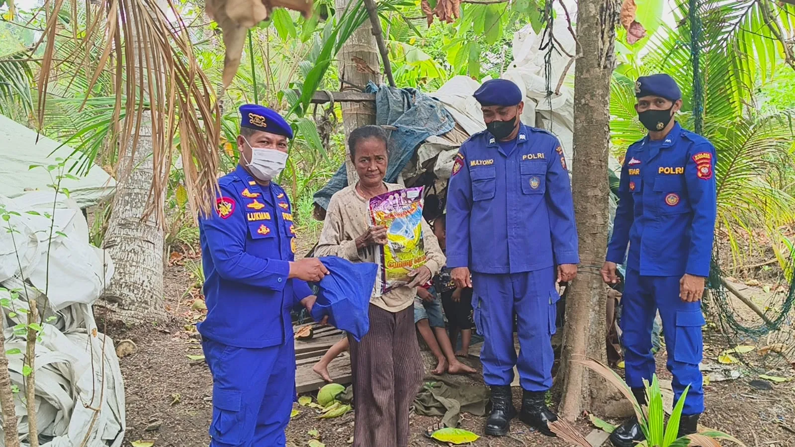 Satpolairud Polres Ketapang Hadirkan Polisi Penolong, Salurkan Bansos kepada Warga Kurang Mampu