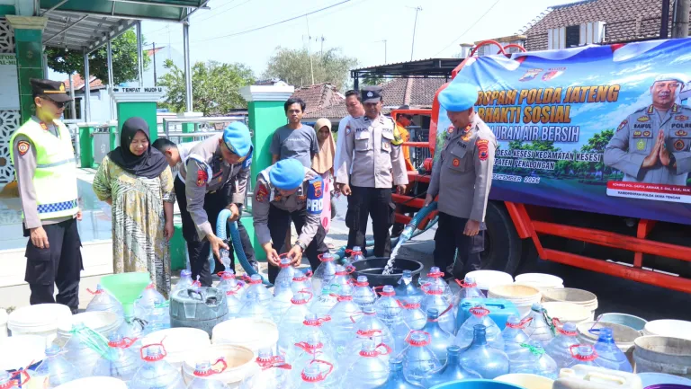 Leganya Warga Kesesi Pekalongan, Deretan Jeriken Akhirnya Terisi Air Bersih Bantuan Propam Polri