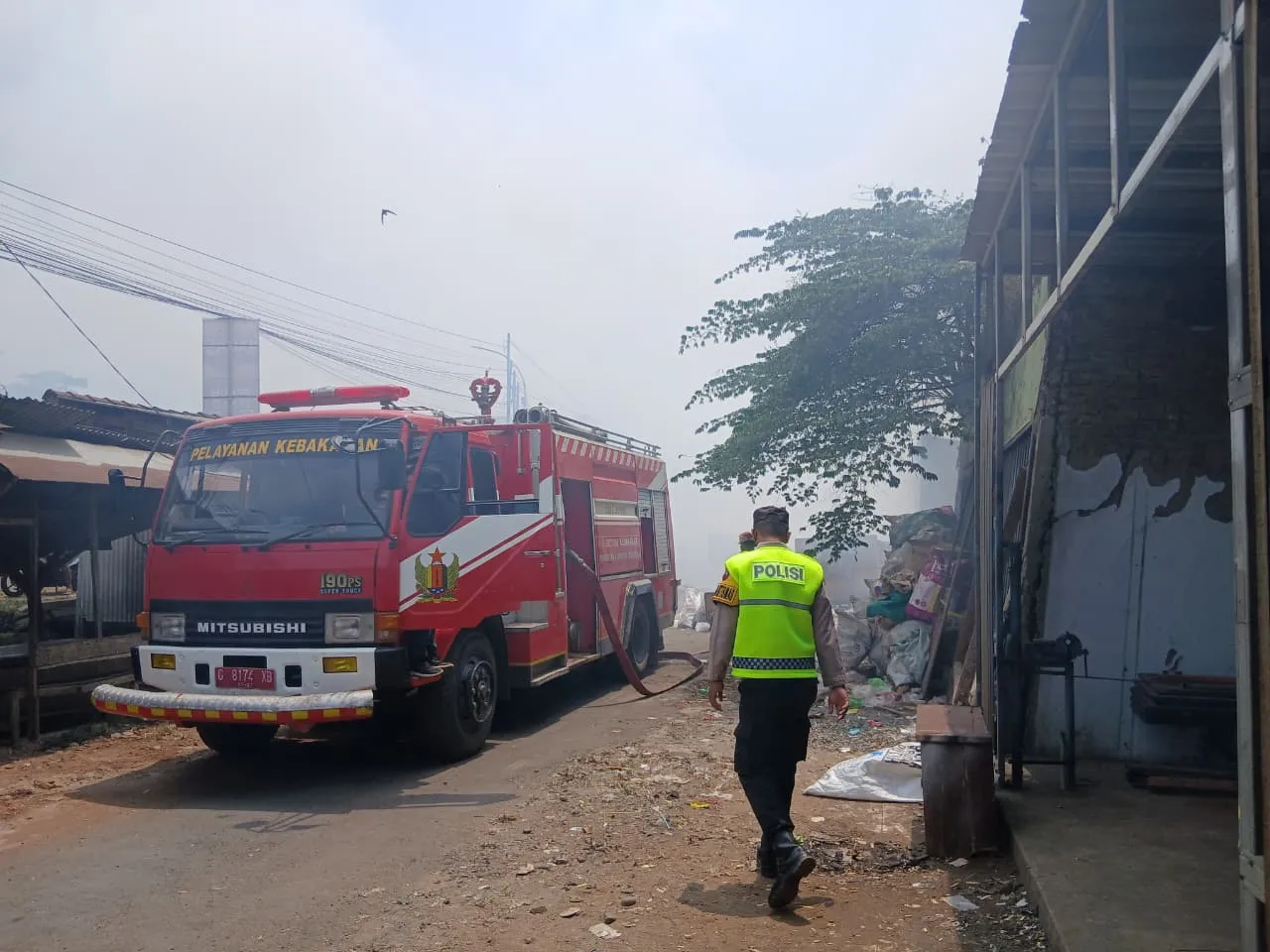 Detik-Detik TPS Terminal Doro Terbakar Dipicu Angin Kencang, Polisi dan Damkar Pekalongan Baku Cepat Padamkan Api
