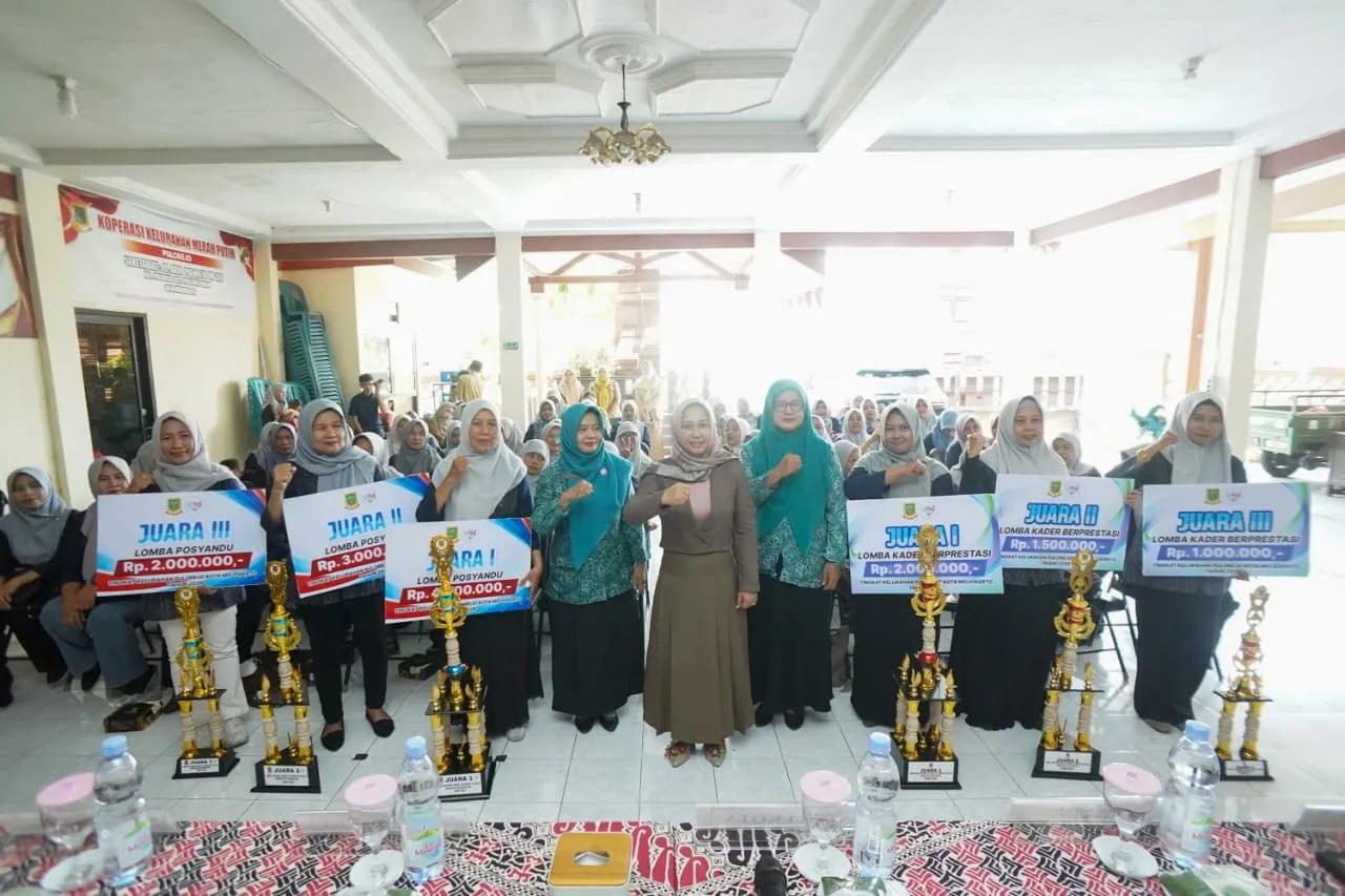 Ning Ita Serahkan Penghargaan Kader Berprestasi Pulorejo, Tekankan Pengabdian untuk Masyarakat