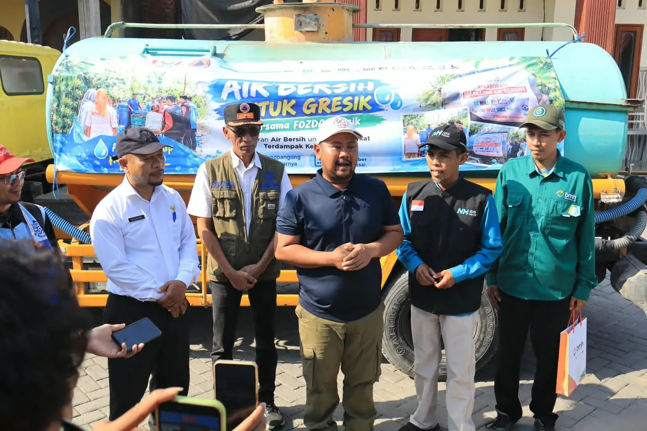 315 KK Desa Ganggang Dilanda Kekeringan, Bupati Gresik Turun Langsung Salurkan Bantuan Air Bersih