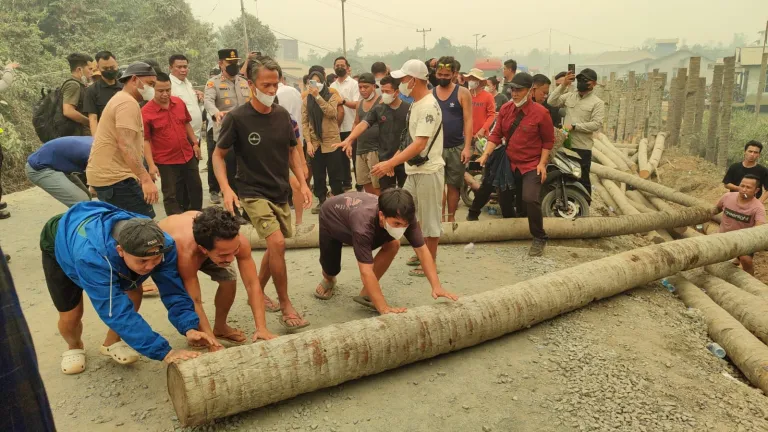 Warga Sepakati Hasil Mediasi, Blokade Badan Jalan Trans Kalimantan Kubu Raya Dibuka